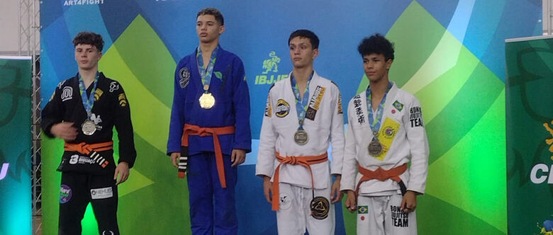Atletas mirins de Suzano conquistam seis medalhas em campeonato de jiu-jítsu