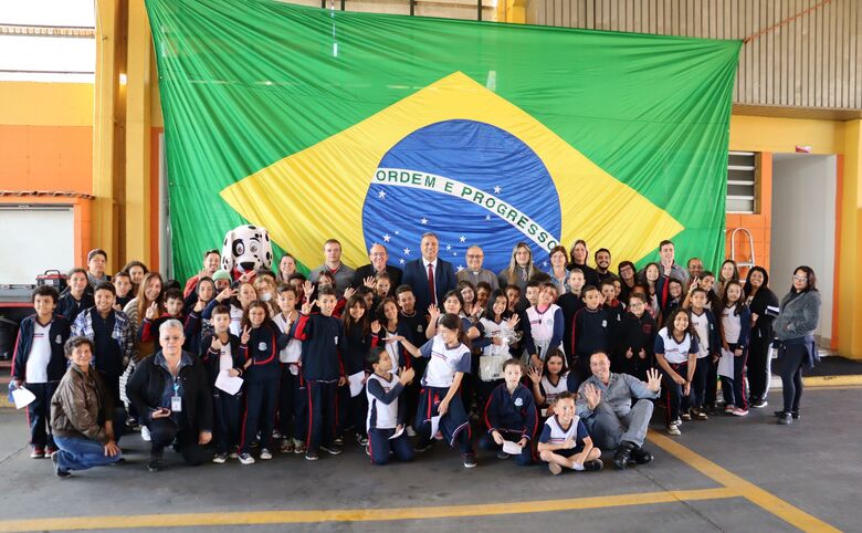 Programa 'Bombeiro na Escola' forma 315 alunos