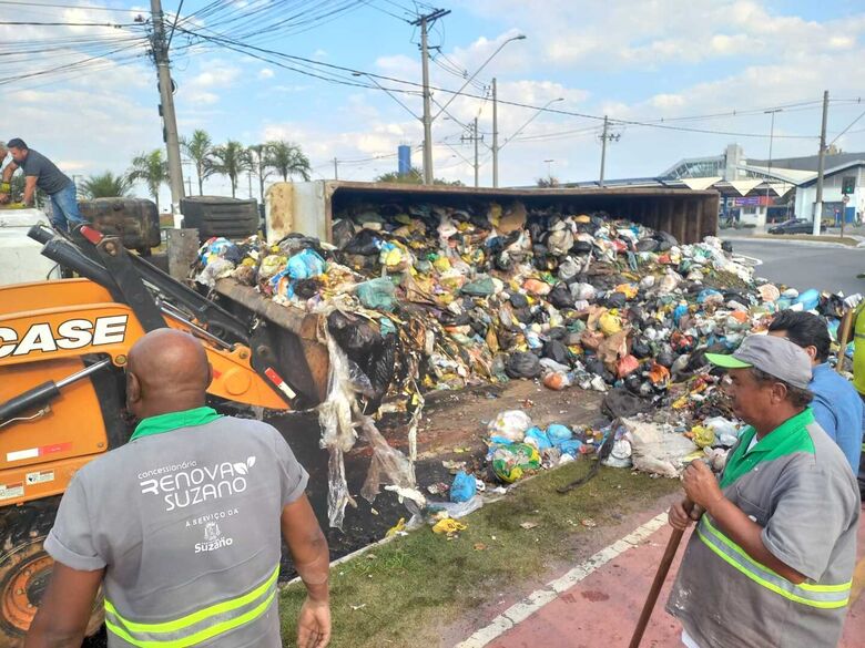 Caminhão de lixo tomba e interdita avenidas João Batista Fitipaldi e Jorge Beu Maluf