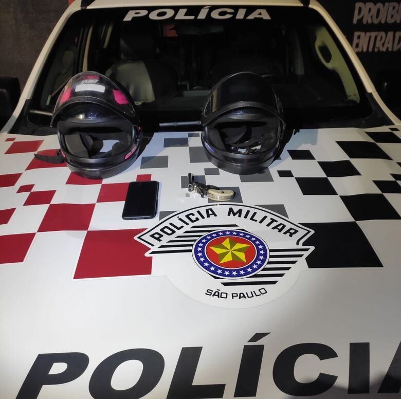 Polícia deteve dupla e apreendeu objetos e motos