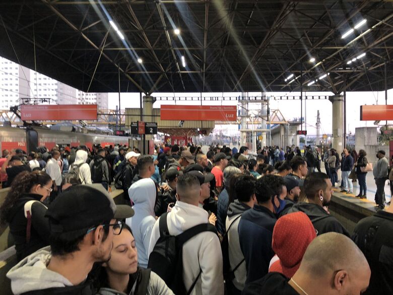 Plataforma da estação Guaianases ficou lotada com lentidão da Linha 11