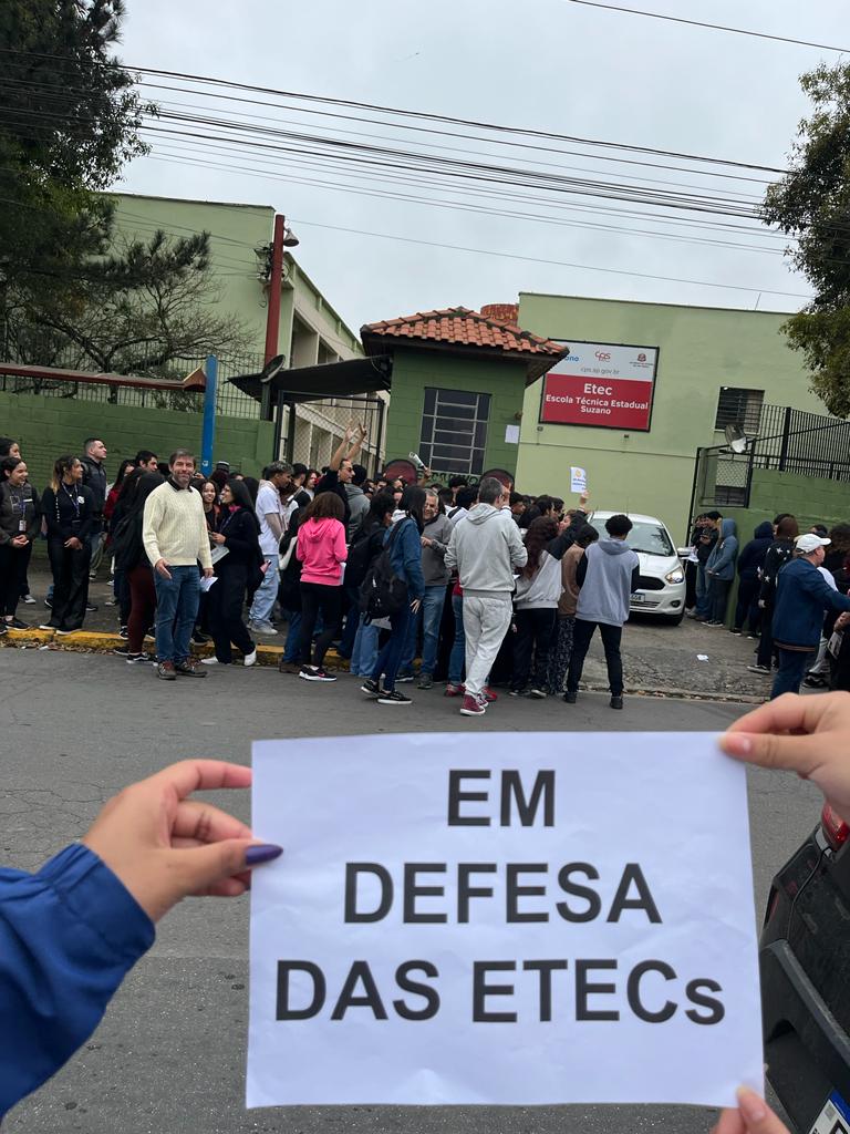 Professores da Etec de Suzano realizam ato público com participação de alunos