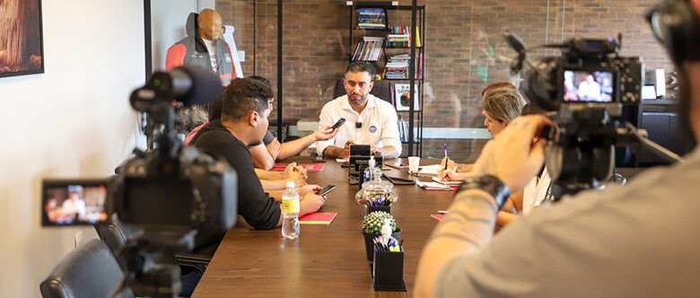 Caio Cunha conversou com a imprensa para fazer balanço da gestão neste ano em Mogi das Cruzes
