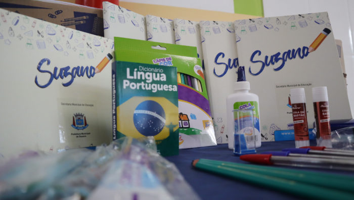 Em Suzano, foram entregues 12,5 mil kits de livros, material do sistema de ensino