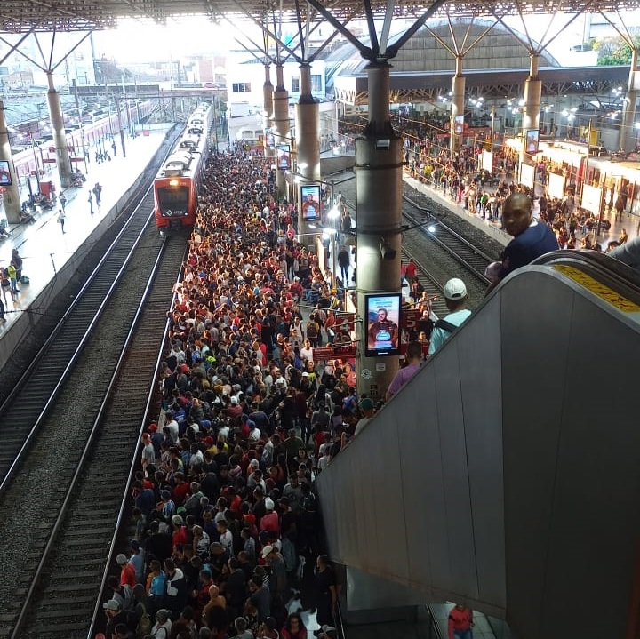 Estação Brás ficou cheia de passageiros com falha