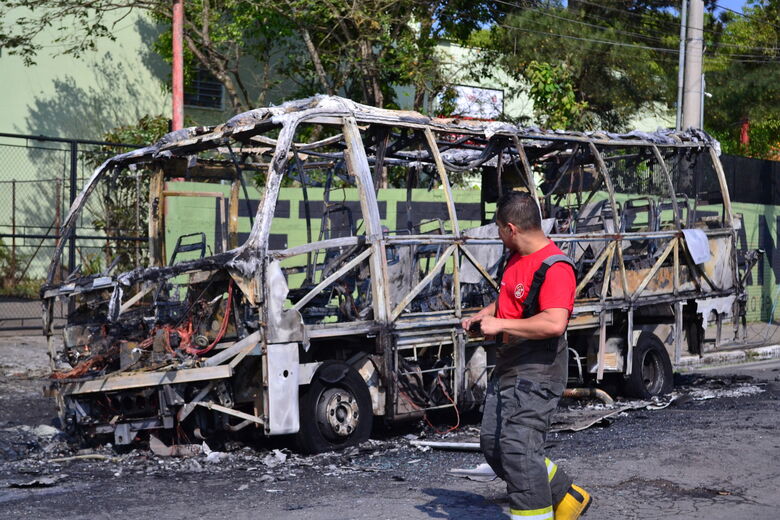 Ônibus ficou totalmente destruído com as chamas