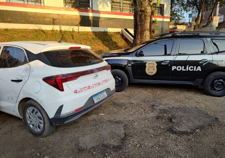 Carro foi batido, mas policiais conseguiram recuperá-lo