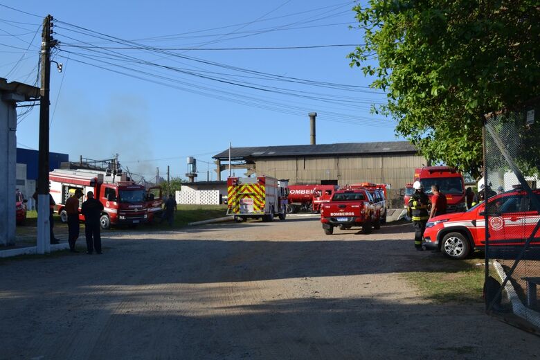 Corpo de Bombeiros demorou cerca de 1h20 para controlar as chamas, por conta da intensidade do incêndio