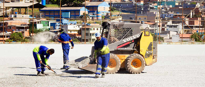 Campo de futebol do Raspadão começa a ser preparado; parte de arquibancada é demolida