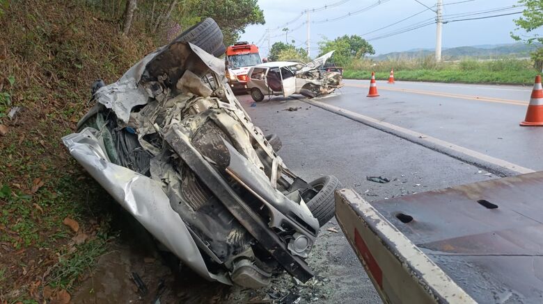 Veículos envolvidos no acidente ficaram destruídos