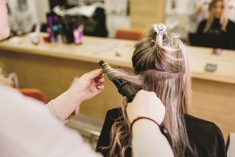 Corte de cabelo feminino pode custar até R$ 90 em Suzano; procura cresce
