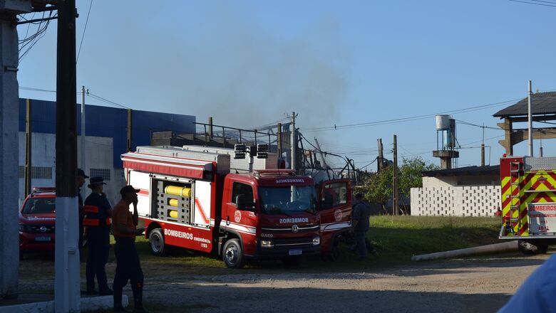 Defesa Civil interdita indústria química que pegou fogo em Poá; perícia começa nesta manhã