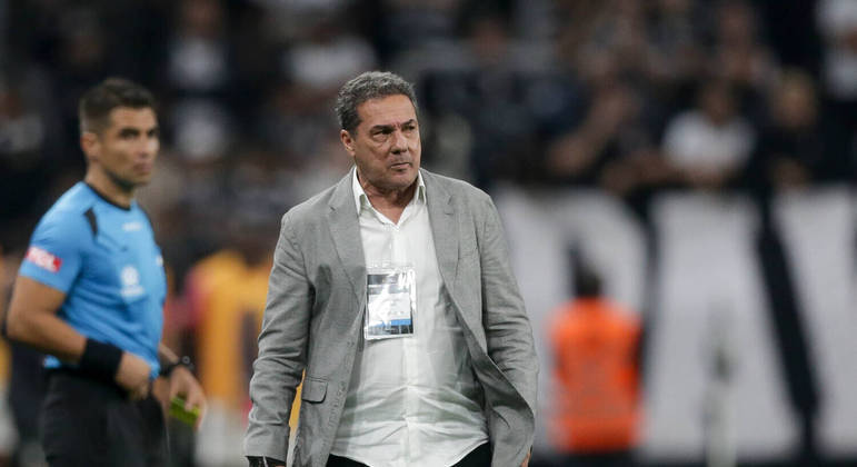 Corinthians anuncia demissão de Luxemburgo