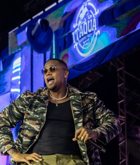 Leo Santana encerra Itaquá Rodeio Fest com show eletrizante e muito axé 