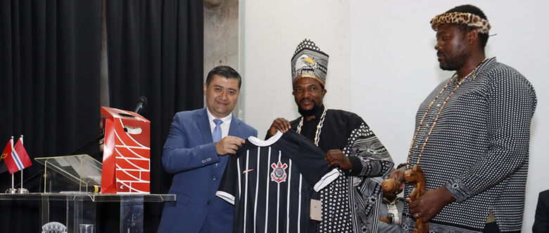 Rei do Bailundo, maior grupo étnico da Angola, visitou Suzano e foi recebido pelo prefeito Rodrigo Ashiuchi 