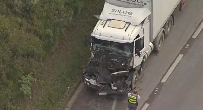 Colisão entre dois caminhões na Ayrton Senna deixa duas vítimas com ferimento leves