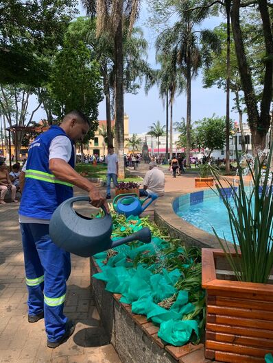 Itaquá realiza plantio de orquídeas em praça