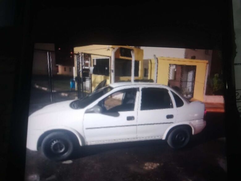 Três indivíduos teriam tentado roubar um motorista, segundo a Polícia