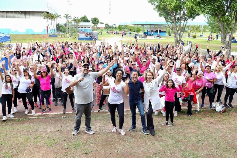 Caminhada em prol da conscientização do câncer de mama