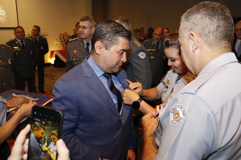 Prefeito recebe medalha de mérito do Comando de Policiamento Metropolitano