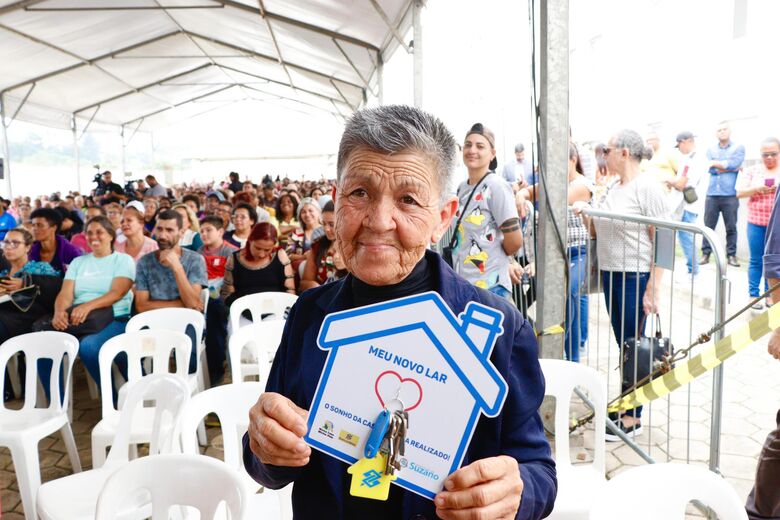 Prefeito e ministros entregam chaves de apartamentos a 300 famílias do Residencial Suzano II