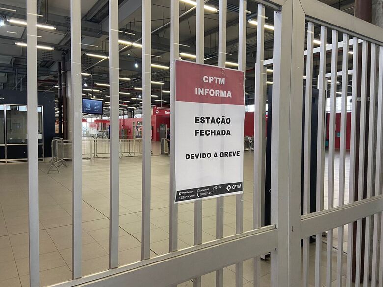 Greve da CPTM causa revolta na estação de Suzano