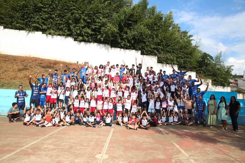 Suzano Vôlei visita 150 alunos em escola no Jardim Santa Inês, na zona norte