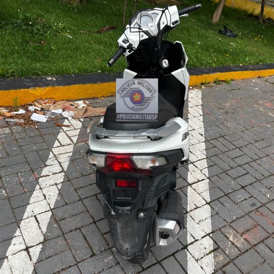 Foragido da Justiça é preso com moto roubada em Ferraz
