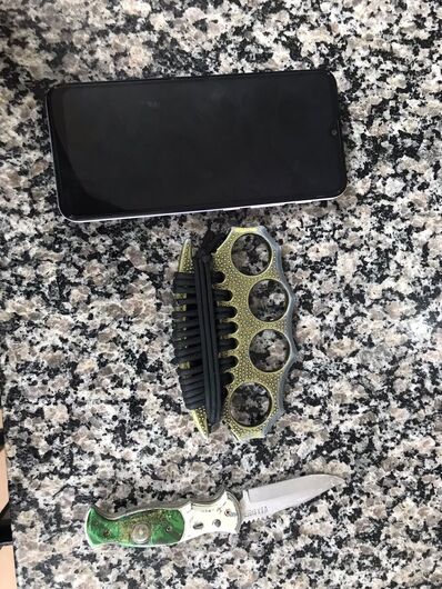 Adolescente é apreendido com canivete, soco inglês e celular furtado em Ferraz