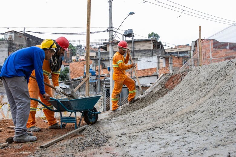 Revitalização de canteiro central no Parque Piratininga, em Itaquá, alcança 60% de execução