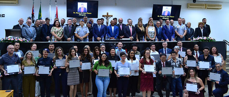 Câmara de Suzano homenageia 37 profissionais do Ano 2023 em sessão solene