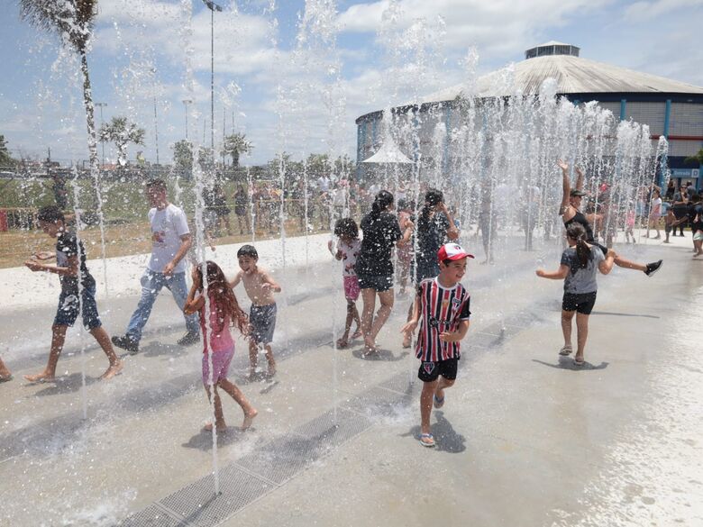 Suzano inaugura fonte interativa e estende horário de funcionamento do Max Feffer