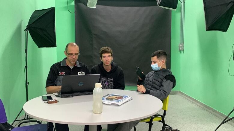 Alunos da Educação Especial da E.E. Francisco Ferreira Lopes participam de projeto de cinema 