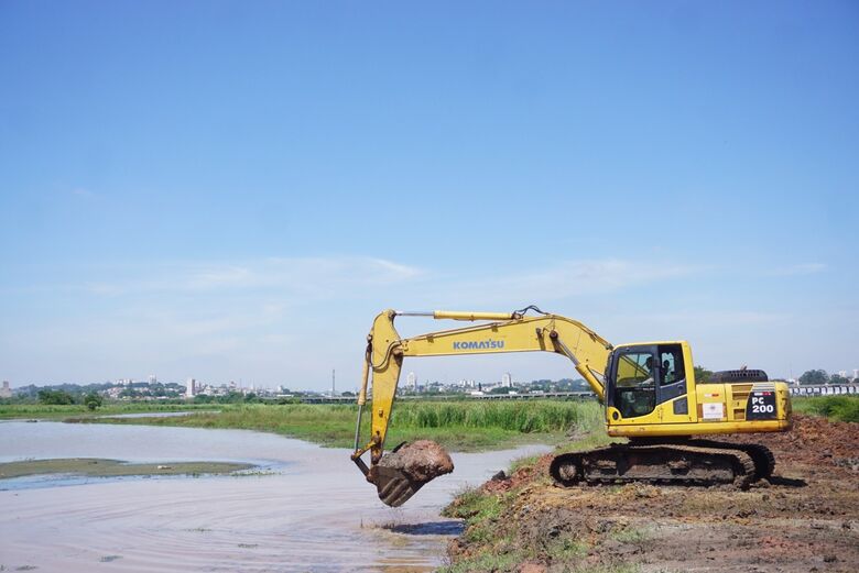 Trabalhos de desassoreamento do rio Tietê têm início