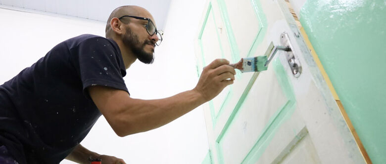 Manutenção envolve pintura, retirada de entulhos, reparo de portas, entre outros