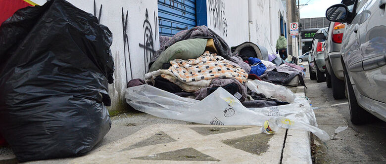 Ações buscam acolher moradores em situação de rua em meio ao calor