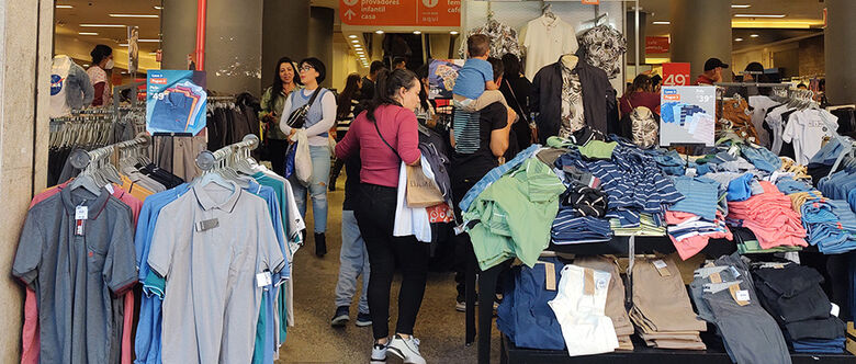 Comércio de roupas é um dos principais produtos usados para presentear alguém