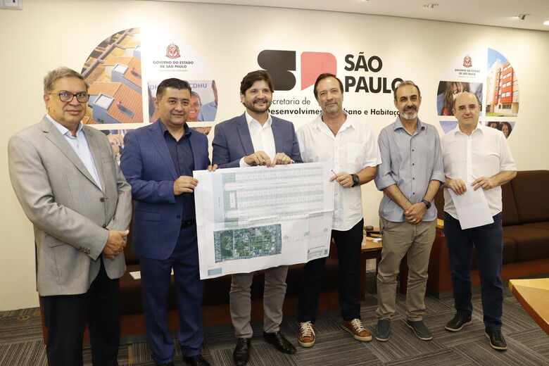 Prefeito se reúne com secretário em busca de avanços para a Habitação