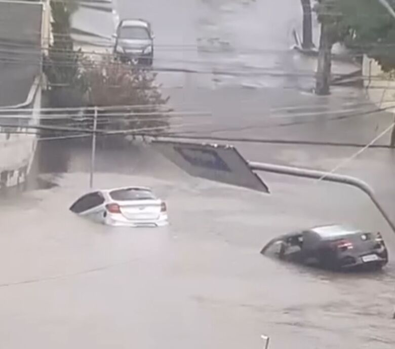 Chuva causa alagamento em Mogi e prefeitura aciona Defesa Civil