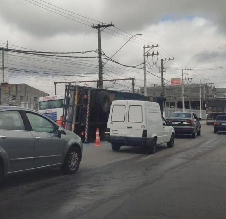 Caminhão carregado tomba na avenida Jorge Bei Maluf
