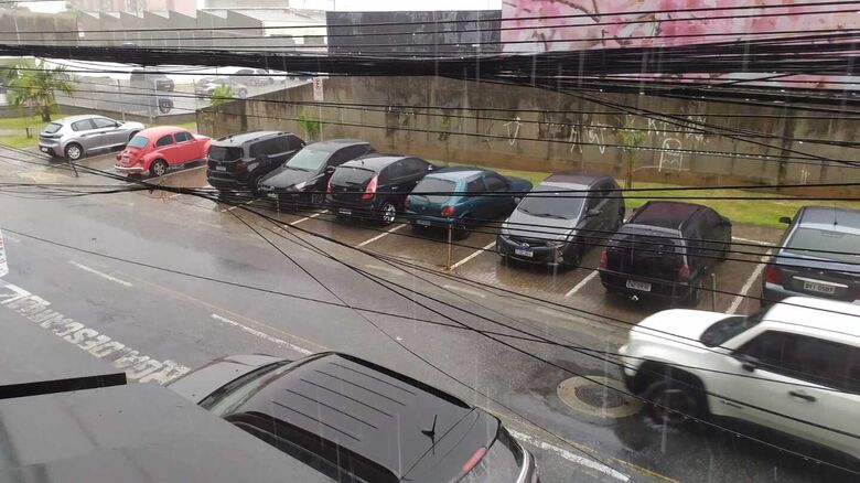 Tempestade atinge cidades do Alto Tietê e causa pontos de alagamento