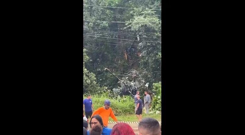 Aeronave cai em região de mata e três pessoas ficam feridas em Barueri