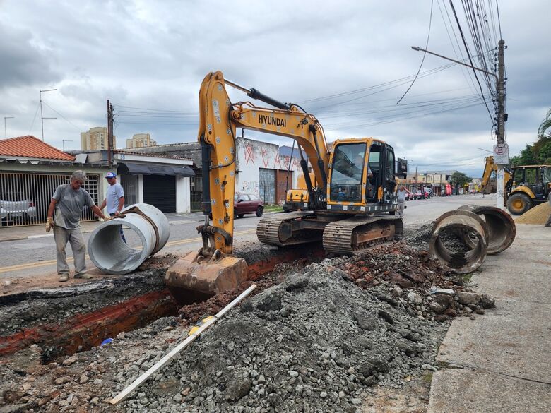 Sistema de drenagem começa a ser trocado na avenida Senador Roberto Simonsen