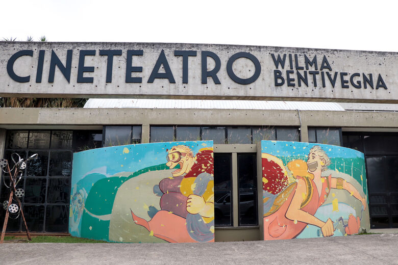 Fachada do Cineteatro Wilma Bentivegna recebe ação do projeto 'Arte Pública'