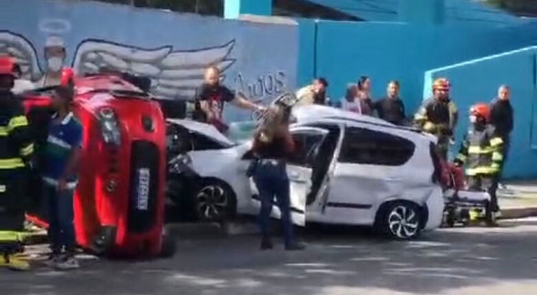 Motorista teve mal súbito, perdeu o controle e atingiu carro na Avenida Brasil