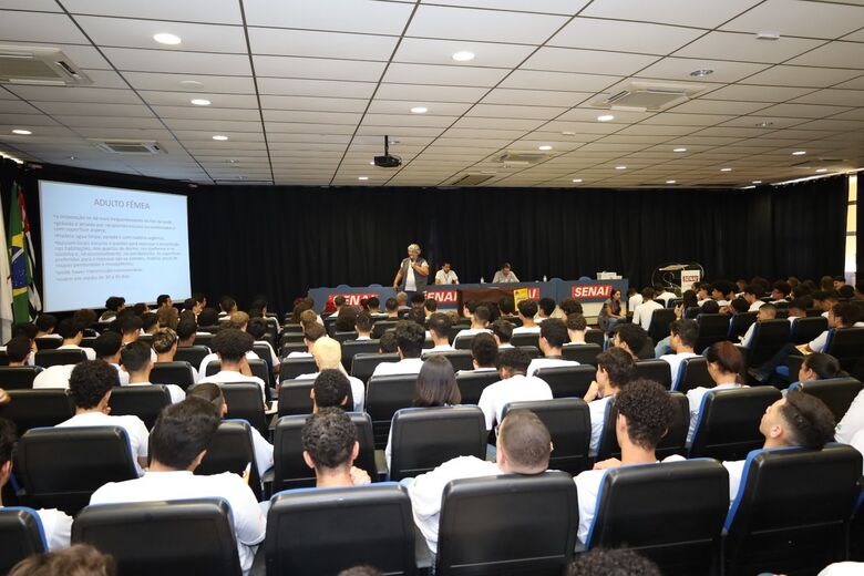 Saúde apresenta palestras sobre dengue para estudantes do Senai