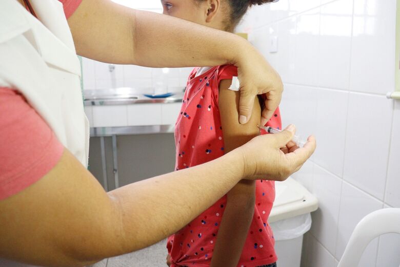 Saúde inicia vacinação contra a dengue para adolescentes de 12 a 14 anos nesta segunda 