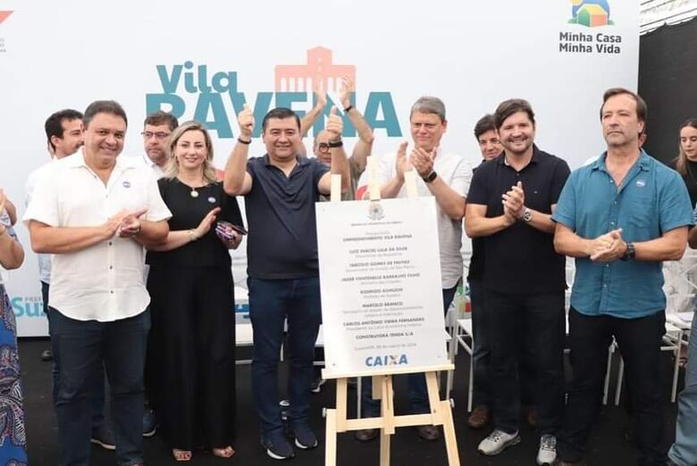 Governador promete acelerar obras de mais 416 apartamentos e da Fatec