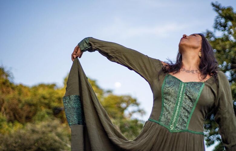 Sandra Vianna canta e dança o respeito e a paz em shows do repertório 'Cunhã'