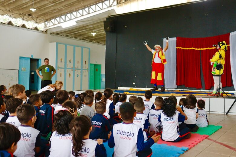 Escola Toshio Utiyama recebe atividades em alusão ao Dia do Circo